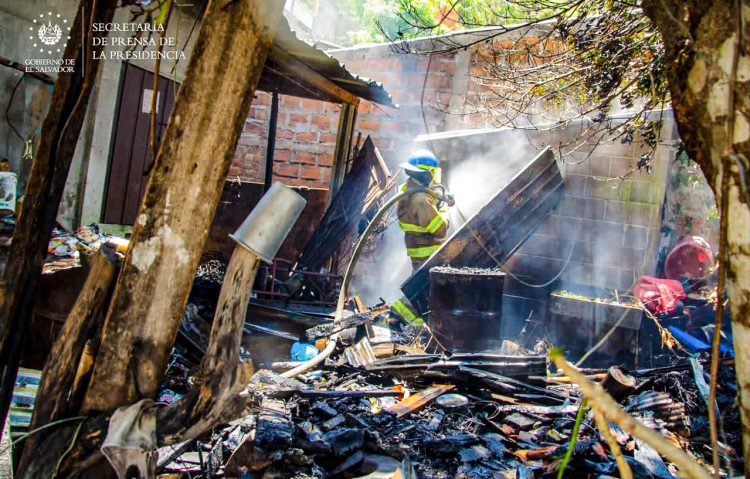 El personal de bomberos evitó que el fuego se propagara. Foto: SecPrensa.