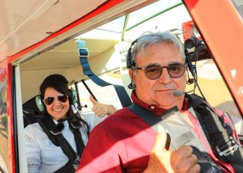 Maestro y alumna de la aviación salvadoreña alzan vuelo hacia las nubes del recuerdo