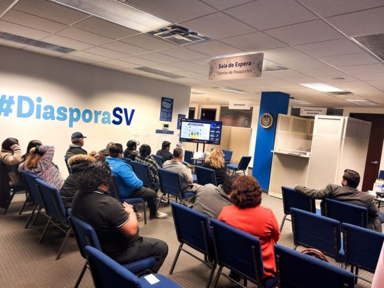 Los salvadoreños interesaron se unieron a la sesión desde sus viviendas o consulados.