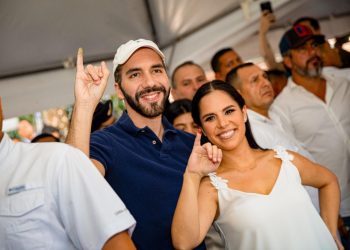 El presidente Bukele es recibido con apoyo masivo en centro de votación
