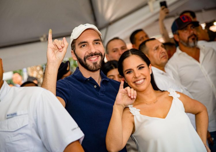 El presidente de la república, Nayib Bukele, junto a su esposa Gabriela de Bukele llegaron al centro de votación de la avenida Olímpica, en San Salvador, para emitir su sufragio. Foto / Diario El Salvador.