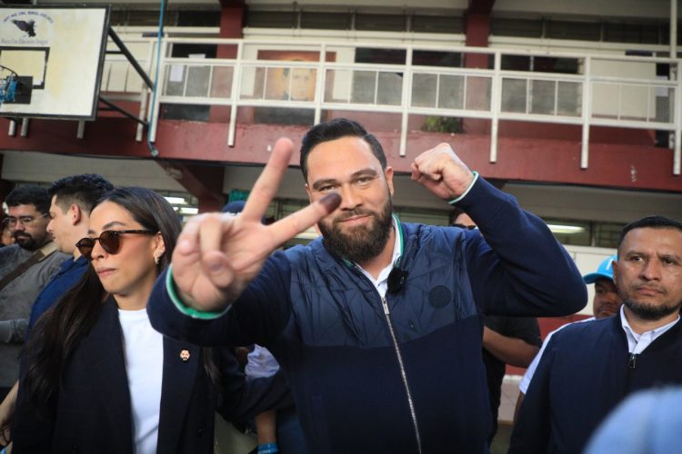l candidato para la alcaldía de San Salvador Centro, por el partido Nuevas Ideas, Mario Durán, llegó al Instituto Nacional General Manuel José Arce, en el barrio Modelo para ejercer su voto.
Fotos / David Martínez