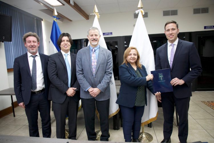 La doctora Sandoval recibe el plan de estdudios de Cardiología de la Universidad de Yale. 
Foto: INS.