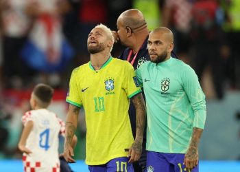 Dani Alves devuelve 150,000 euros a padre de Neymar