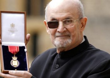 A punto de lanzar nuevo libro, Rushdie adelanta qué pensó al ser apuñalado