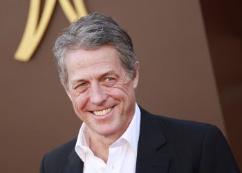 Hugh Grant llega a un acuerdo económico con un tabloide al que demandó