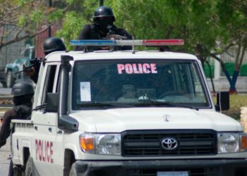 Bandas armadas y policías se enfrentan en el centro de Puerto Príncipe, Haití