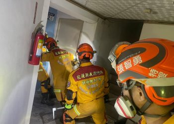 Equipos de rescate buscan a personas atrapadas tras sismo en Taiwán