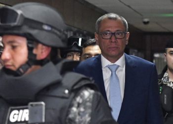 Trasladan a hospital a exvicepresidente de Ecuador detenido en Embajada de México