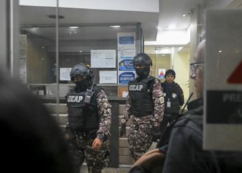 Policía de Ecuador irrumpe en la embajada de México y captura al exvicepresidente Jorge Glas