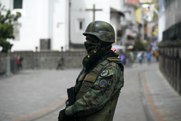 Un soldado custodia los alrededores del Palacio Presidencial de Carondelet en Quito. Foto AFP.