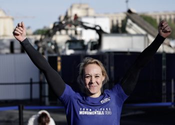 Atleta francesa sube 110m de la Torre Eiffel a pulso con una cuerda, nuevo récord mundial