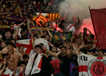 Detienen a dos hinchas durante el partido PSG-Barça por racismo y saludos nazis
