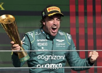 Fernando Alonso renueva con Aston Martin