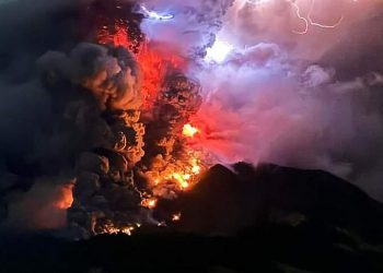 Cierran aeropuerto en Indonesia por erupción de volcán
