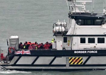 Con un sistema de asilo británico congestionado, el parlamento aprueba ley para expulsar inmigrantes a Ruanda