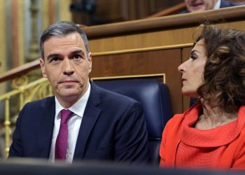 (FILES) Prime Minister Pedro Sanchez (L) and Spain's Minister of Budget Maria Jesus Montero attend a plenary session at the Spanish lower house, Congress of Deputies, in Madrid on April 10, 2024. Spanish Prime Minister Pedro Sanchez said on April 24, 2024 he was "reflecting" on the possibility of resigning after a court said it had opened an investigation into his wife Begona Gomez on suspicion of graft. (Photo by Thomas COEX / AFP)