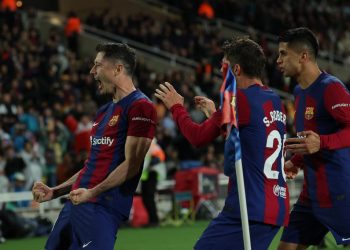 Lewandowski guia la remontada del Barça contra el Valencia con un hat-trick