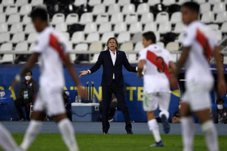 Peru's coach Argentine Ricardo Gareca gestures during the Conmebol 2021 Copa America football tournament semi-final match against Brazil, at the Nilton Santos Stadium in Rio de Janeiro, Brazil, on July 5, 2021. (Photo by MAURO PIMENTEL / AFP)