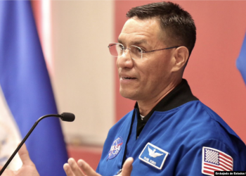 Astronauta Frank Rubio destaca sus raíces salvadoreñas durante visita al país