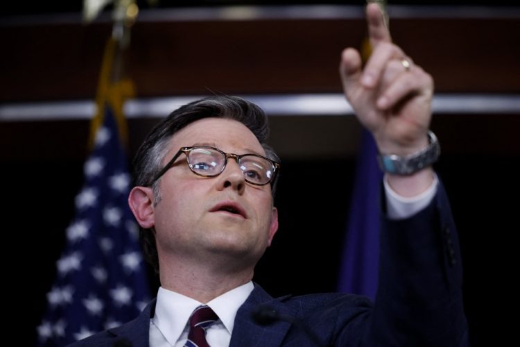 El presidente de la Cámara de Representantes, Mike Johnson, dijo que se preparan para responder a una acción. Foto AFP.