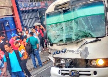 Múltiples lesionados tras choque entre un bus y un microbús en Santa Tecla
