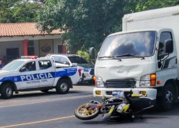 Un motociclista lesionado tras ser impactado por un camión en Ruta Militar, en San Miguel