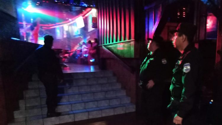 Agentes policiales fueron desplegados en varios negocios de la capital. Foto PNC