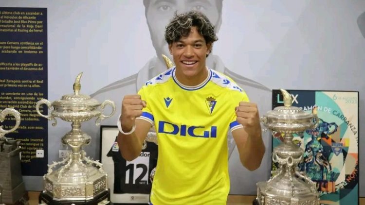 FIFA aprobó la incorporación de Francis Castillo, a la Selecta