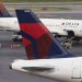 Vuelo de Delta regresa de emergencia después de la caída de un tobogán de salida
