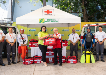 SISTEMA FEDECRÉDITO entrega donativo a Cruz Roja Salvadoreña