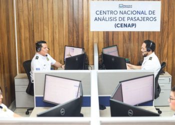 El Salvador efectúa registros a perfiles de 10,000 viajeros por día