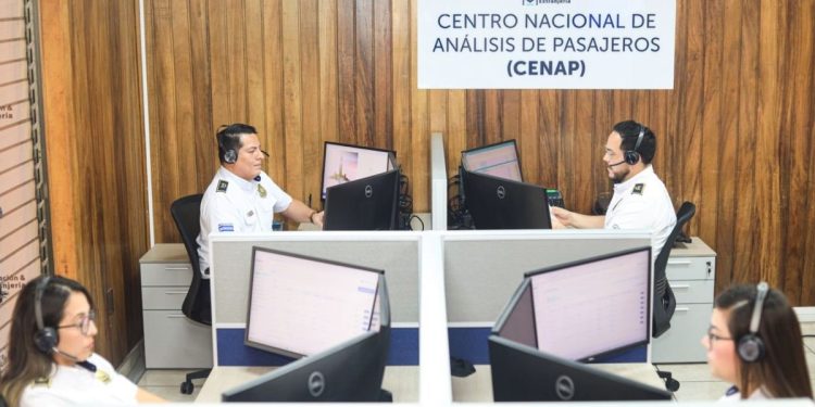 La información es recibida y verificada por oficiales de Migración en las instalaciones del CENAP, en San Salvador. Foto David Martínez.