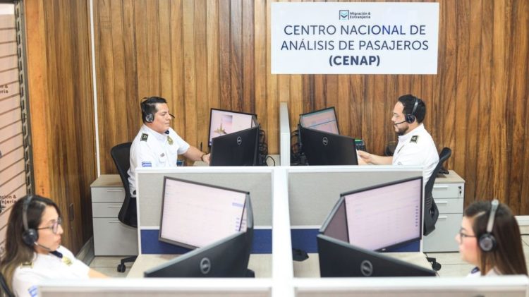 La información es recibida y verificada por oficiales de Migración en las instalaciones del CENAP, en San Salvador. Foto David Martínez.