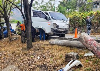 Exceso de velocidad provocó accidente de tránsito en autopista a Comalapa