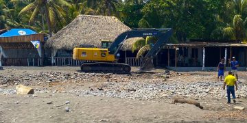 Ministerio de Turismo realiza jornadas de limpieza en playas de San Diego y El Zonte