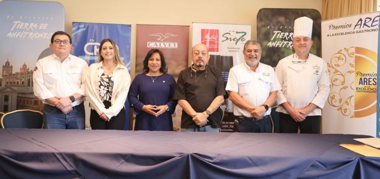 Leo Guzmán, presidente de ARES y la directora ejecutiva de la Corporación Salvadoreña de Turismo «(Corsatur), Alejandra Durán, brindaron detalles del galardón. Foto / Diario El Salvador.