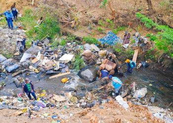 Medio Ambiente verifica cierre de basurero ilegal en río Colón, en La Libertad