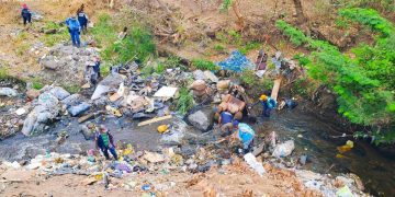 Medio Ambiente verifica cierre de basurero ilegal en río Colón, en La Libertad