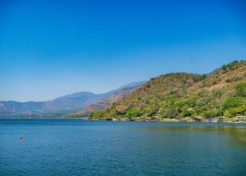Decretan estado de emergencia ambiental en lago de Coatepeque
