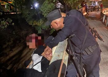 Policía rescató a mujer que trató que suicidarse desde paso a desnivel en Apopa