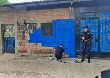 Autoridades eliminan grafitis alusivos a pandillas en La Paz