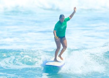 Sindy Portillo sigue en competencia dentro del Surf City El Salvador ISA World Longboard Championship