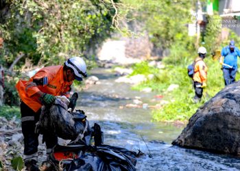 Gobierno realiza jornada preventiva de limpieza en quebrada El Talapo, en San Salvador