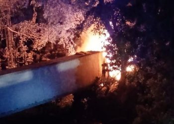 Dos personas murieron la noche del lunes tras vuelco de una rastra en Sonsonate