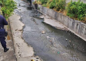 Rescatan a hombre que cayó en río Acelhuate