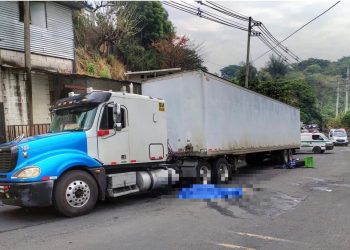 Motociclista muere tras ser arrollado por rastra en San Salvador