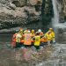 Rescatan a personas que cayó en quebrada en Apopa