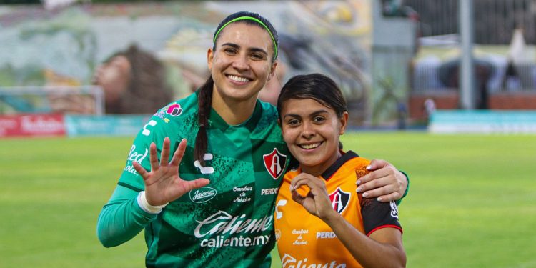 Brenda Cerén (derecha) festejó sus 50 partidos con Atlas. Foto Atlas.