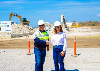 Holcim y DELSUR realizan reciclaje de los postes en desuso